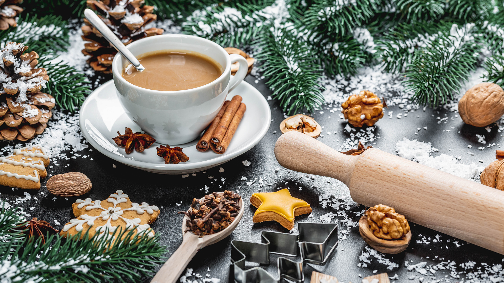 Чашка горячего какао на столе  еловыми ветками и орехами