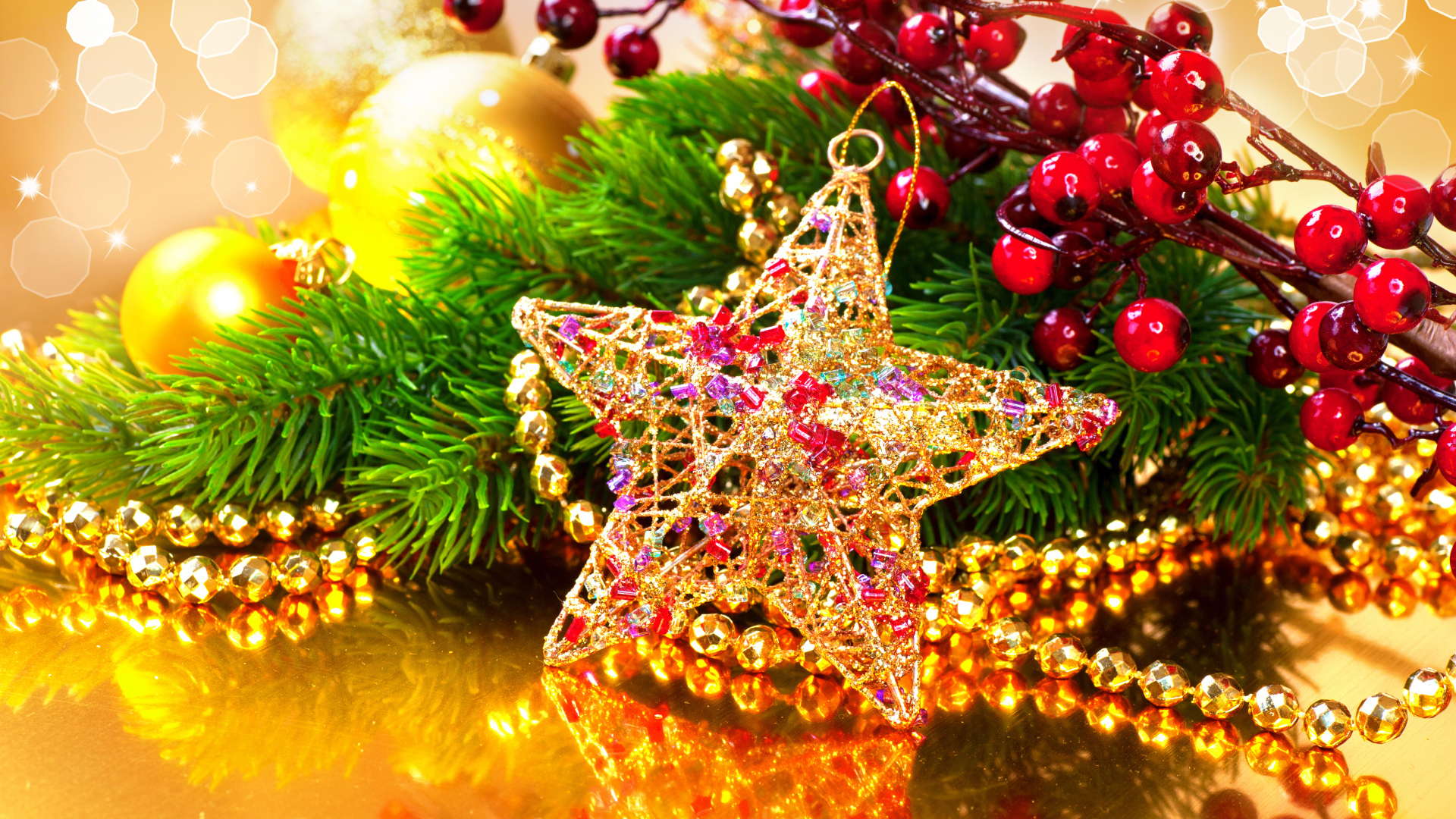 Яркая елочная игрушка с веткой на Новый год 