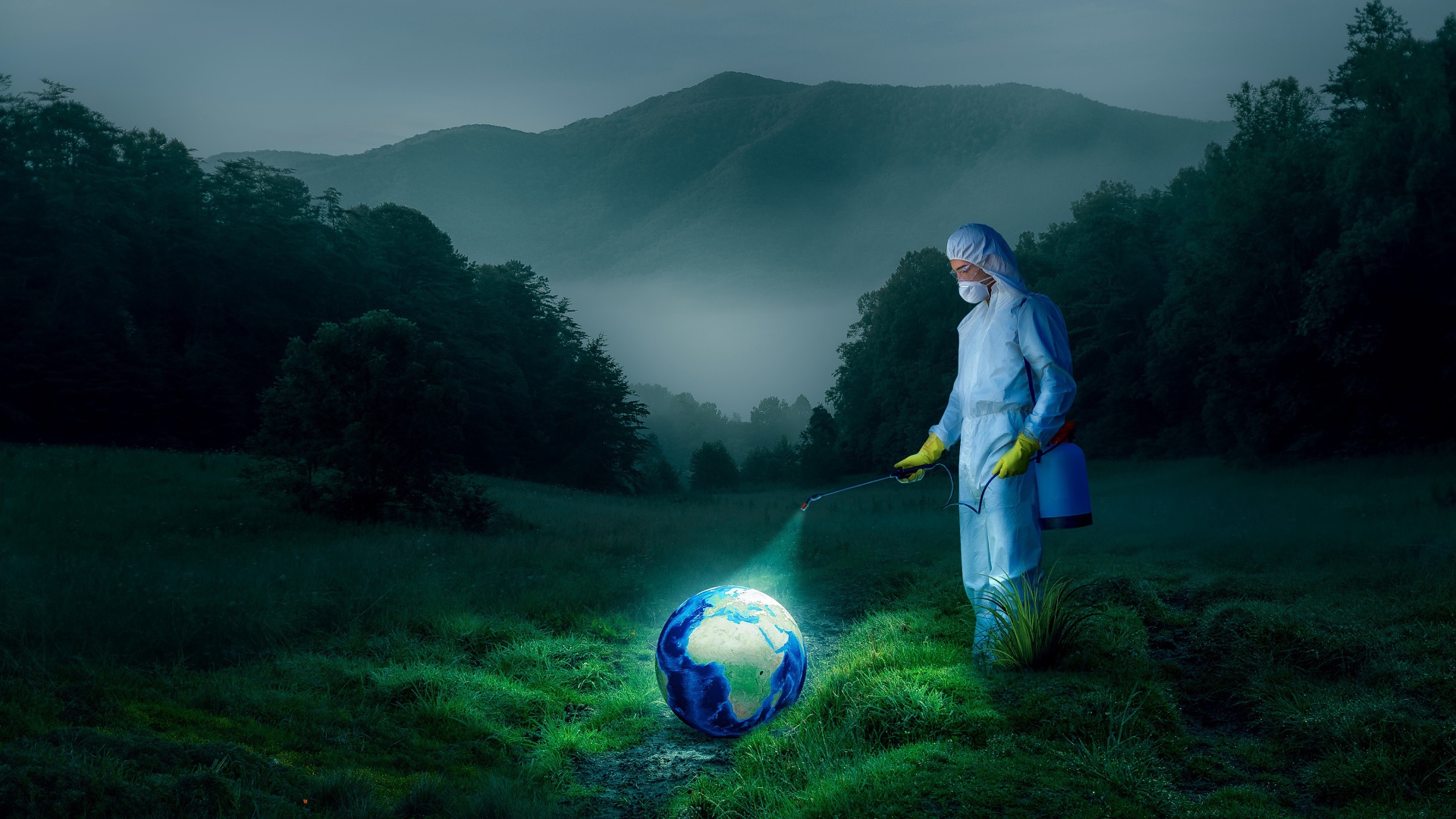 Мужчина обрабатывает землю от вирусов