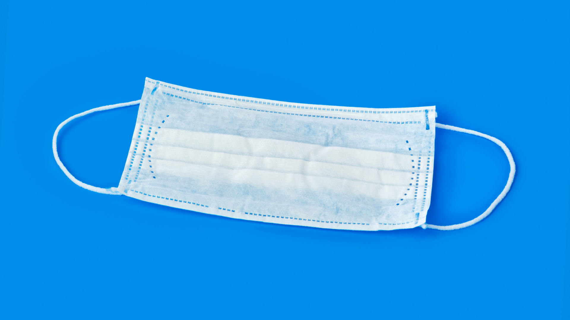 Медицинская маска на голубом фоне