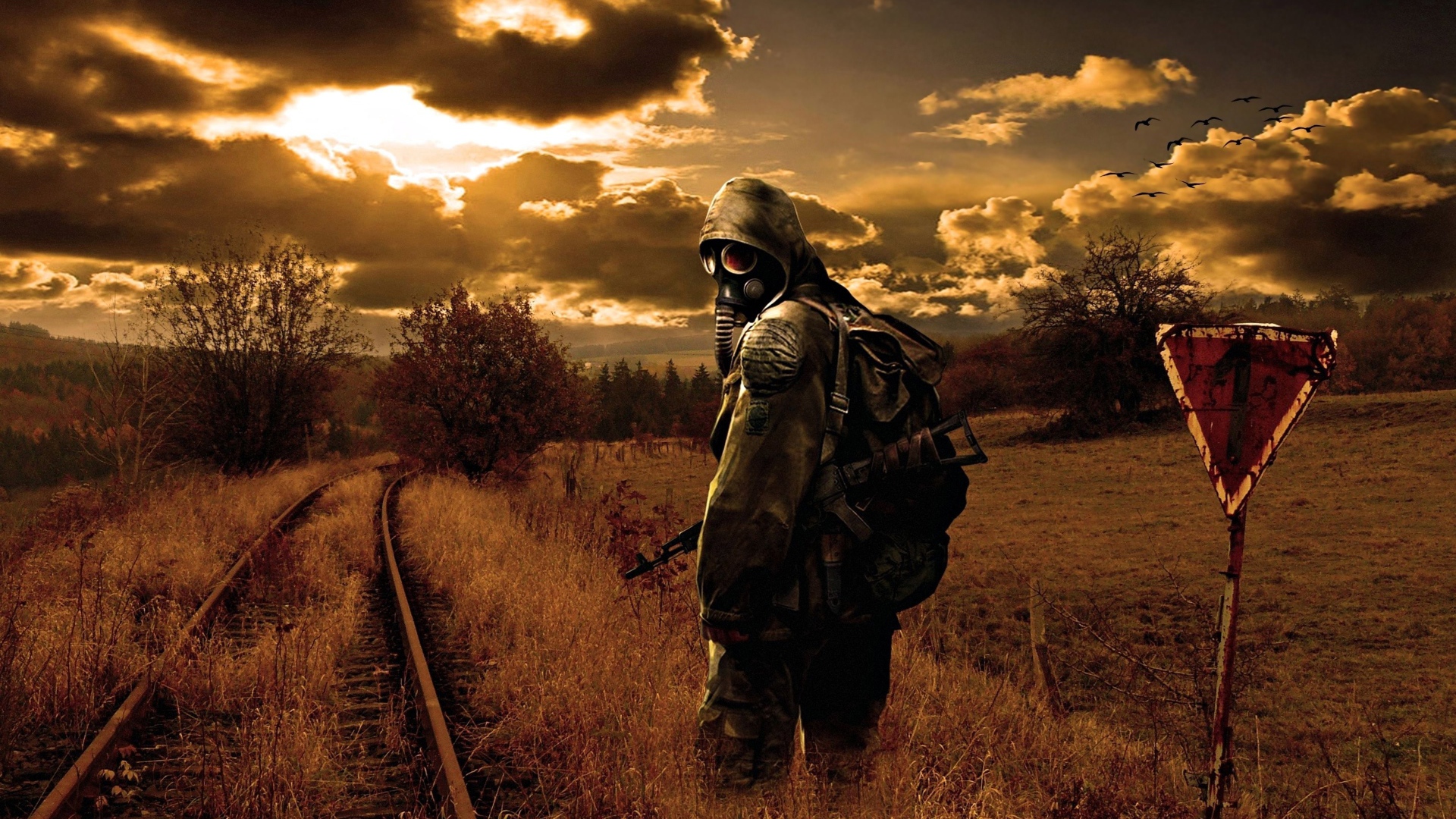 Сталкер в противогазе на рельсах, коронавирус 2020