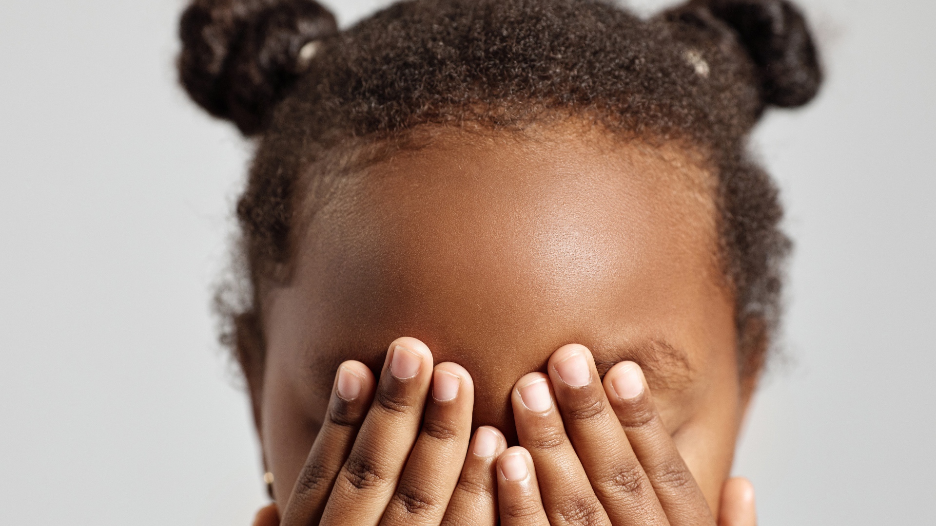 Темнокожая девочка закрыла глаза 