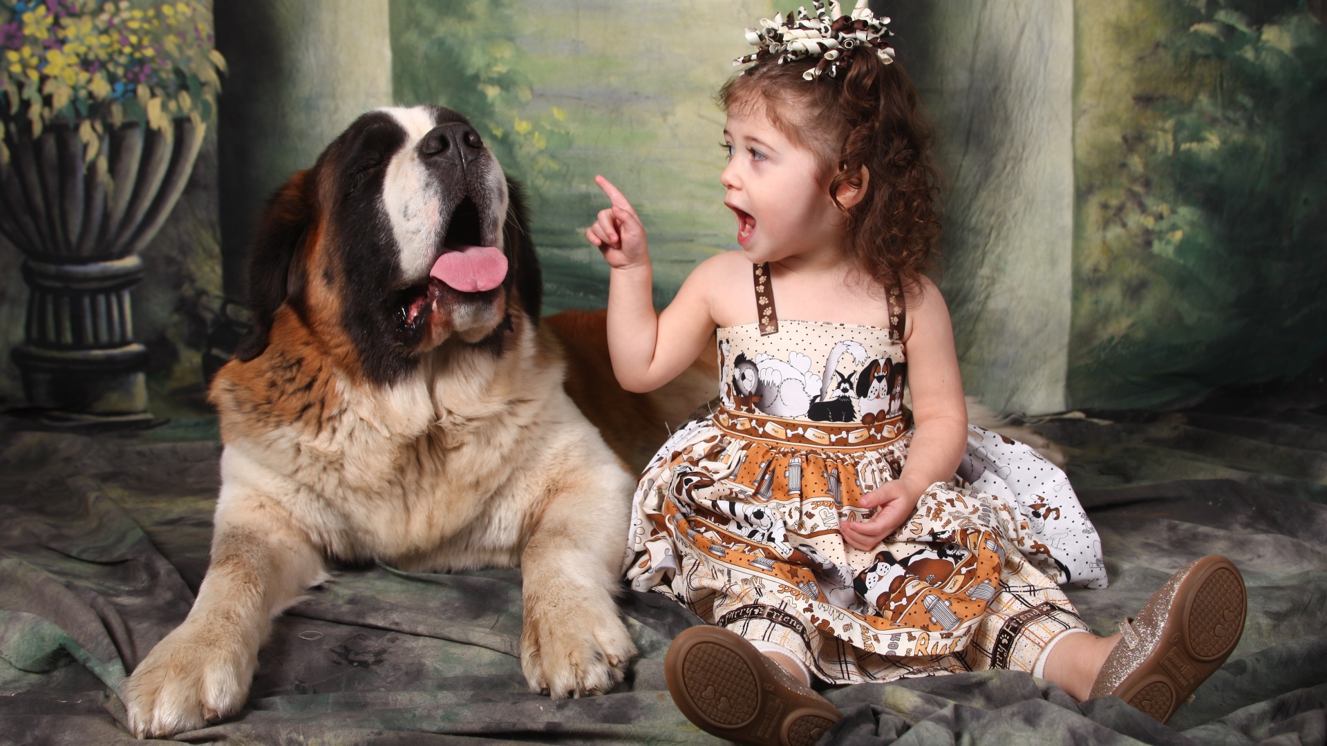 Маленькая красивая девочка с собакой породы сенбернар