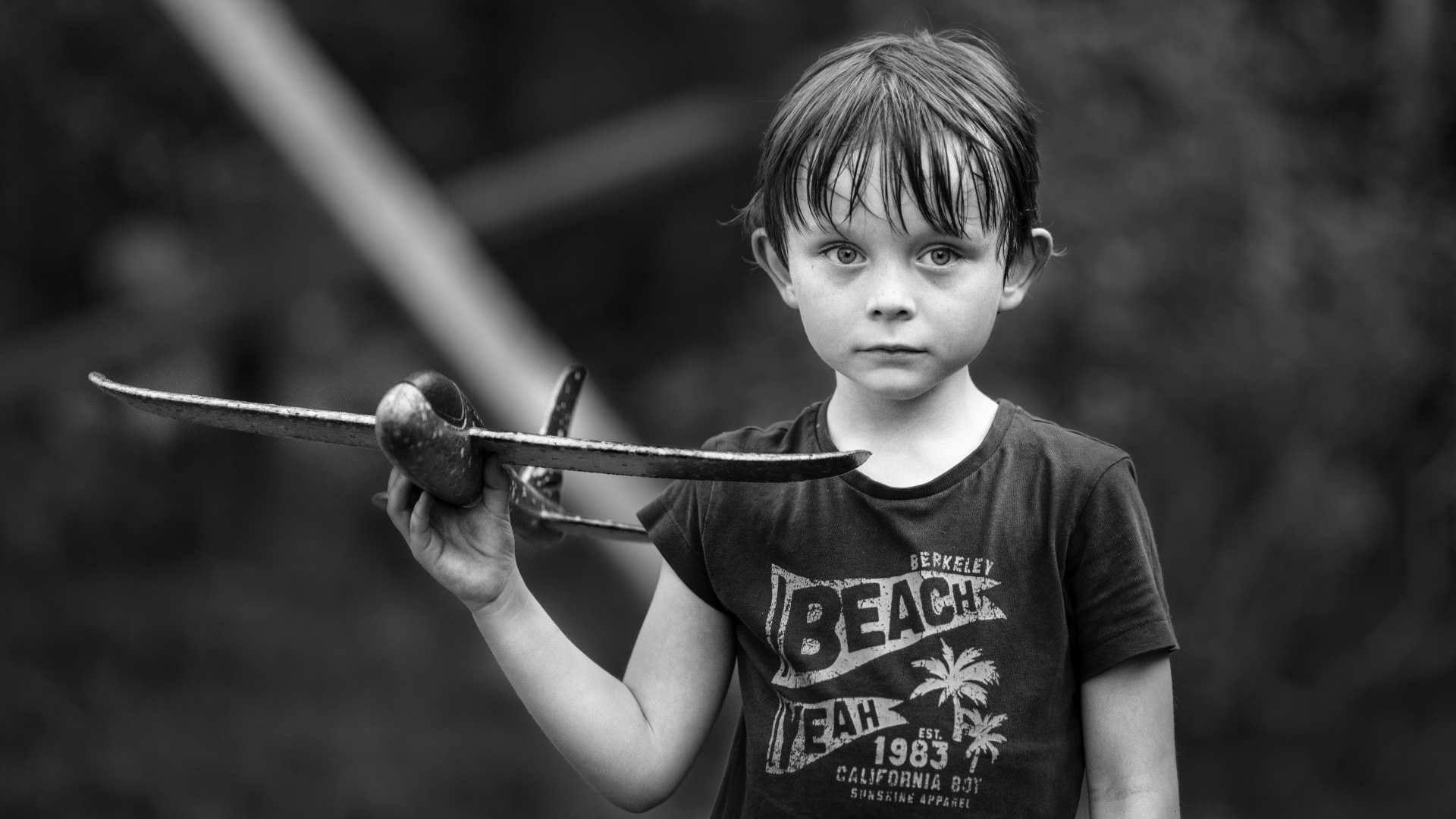 Маленький мальчик с самолетиком в руке 