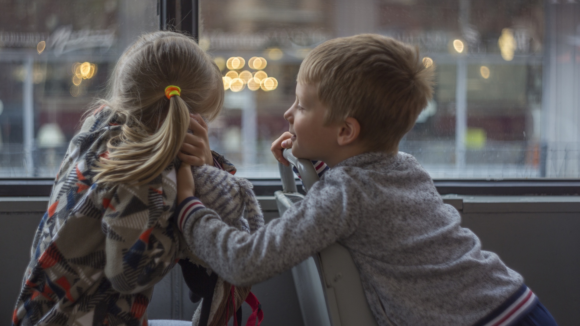 Маленькие девочка и мальчик сидят в автобусе 