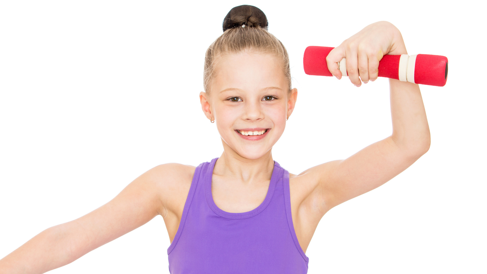 Маленькая девочка занимается с гантелей на белом фоне