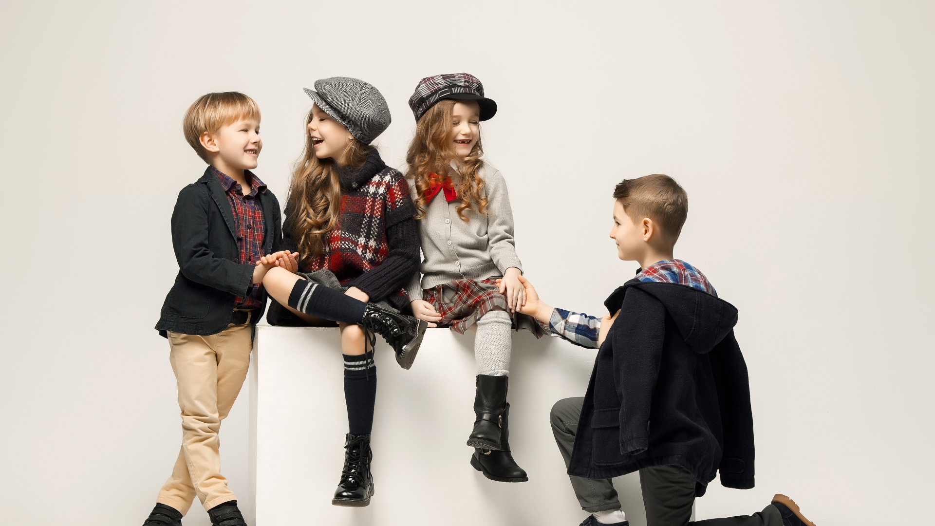 Маленькие стильные дети на сером фоне