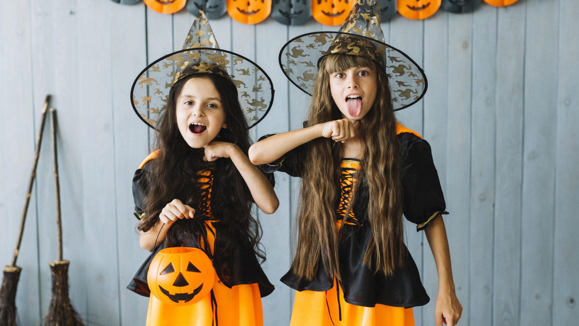 Две маленькие девочки в костюмах ведьмы на Хэллоуин
