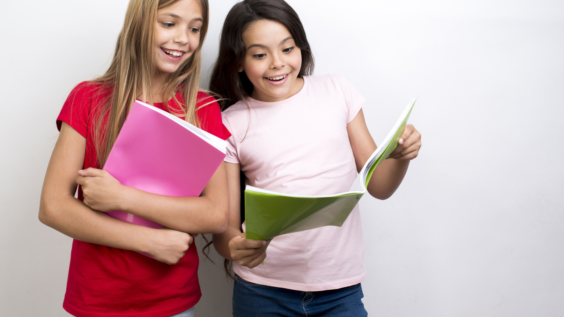 Две маленькие девочки школьницы с тетрадями