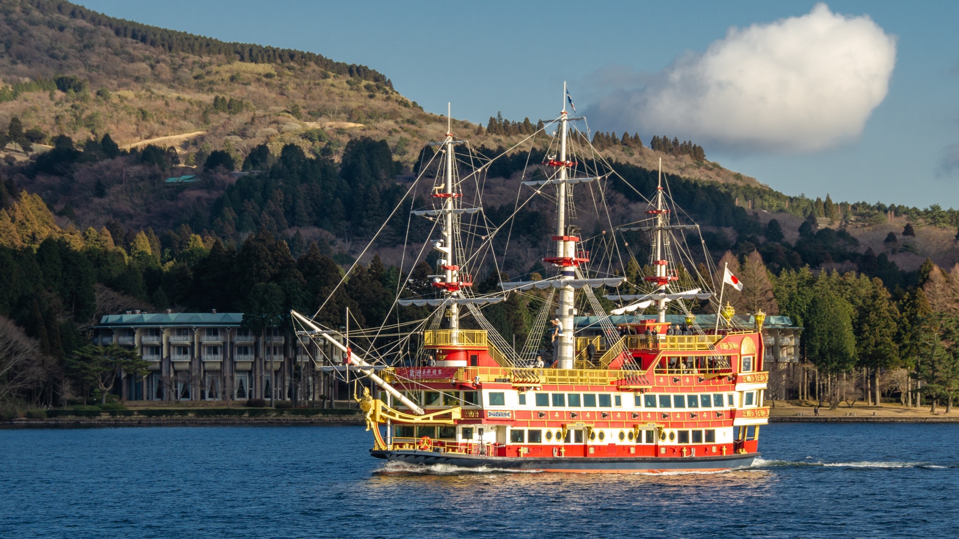 Большой красивый корабль в море 