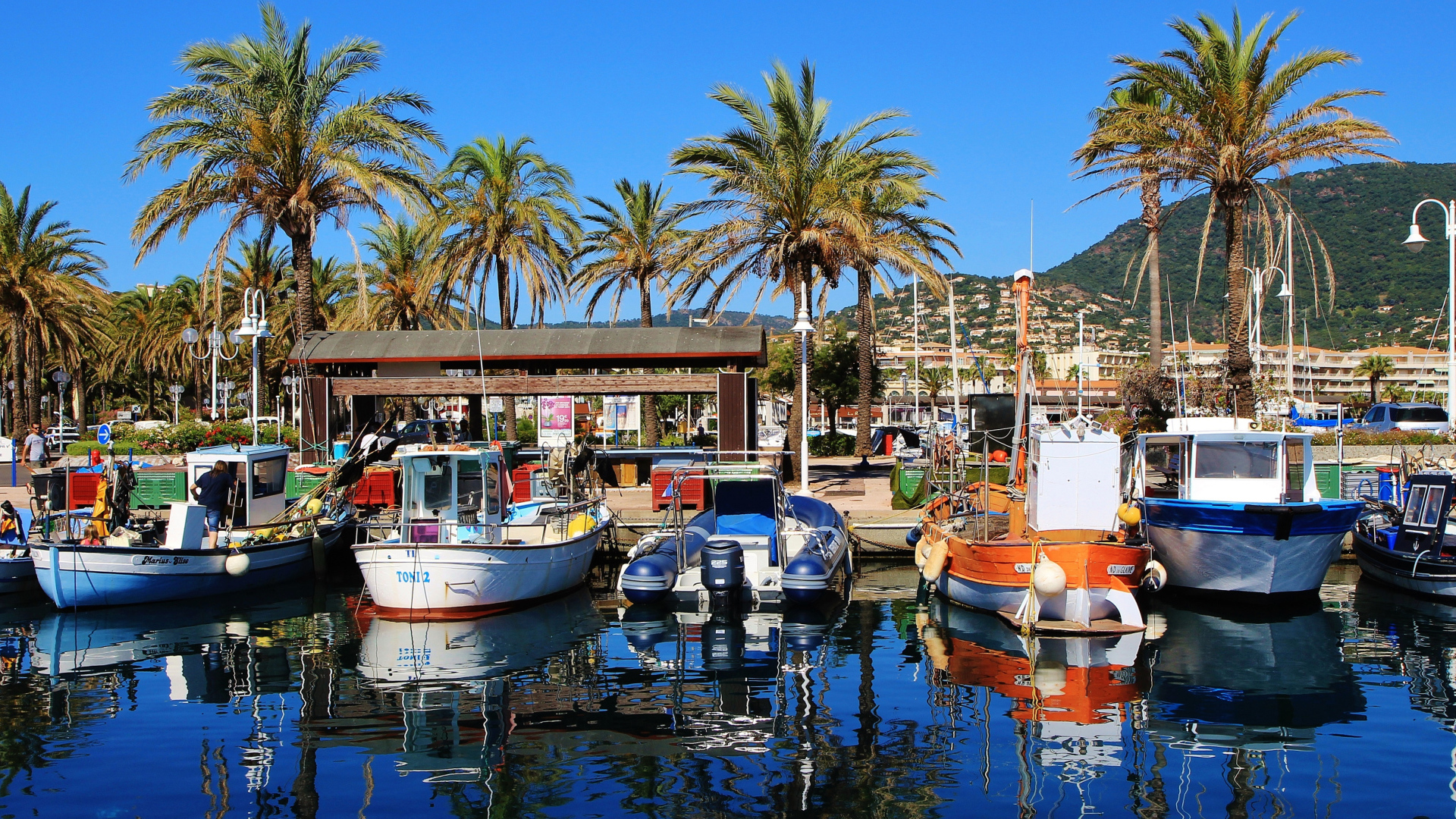 Лодки на пристани на тропическом пляже