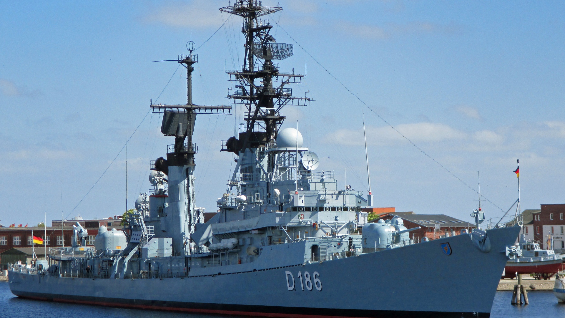 Эскадренный миноносец выходит в море