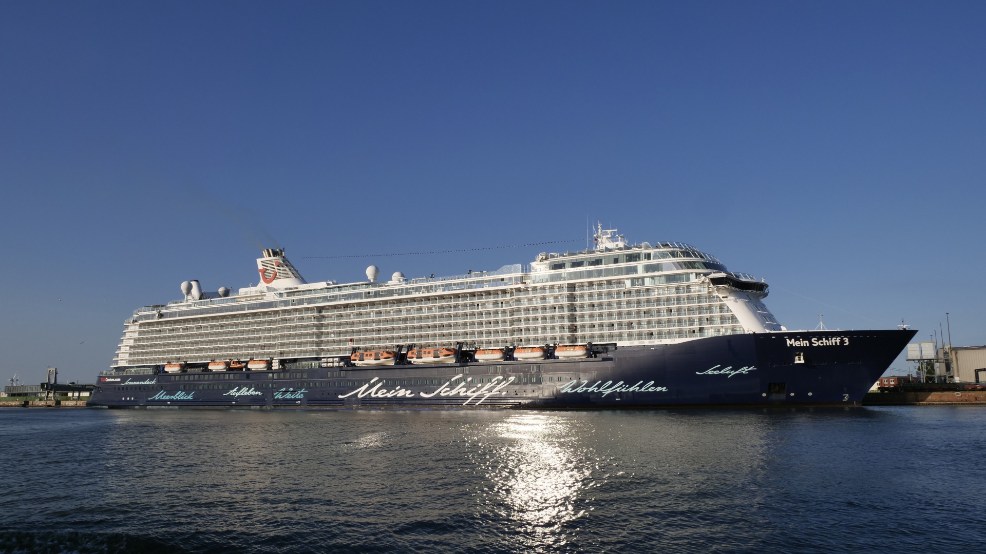 Большое круизное судно Mein Schiff  в море 