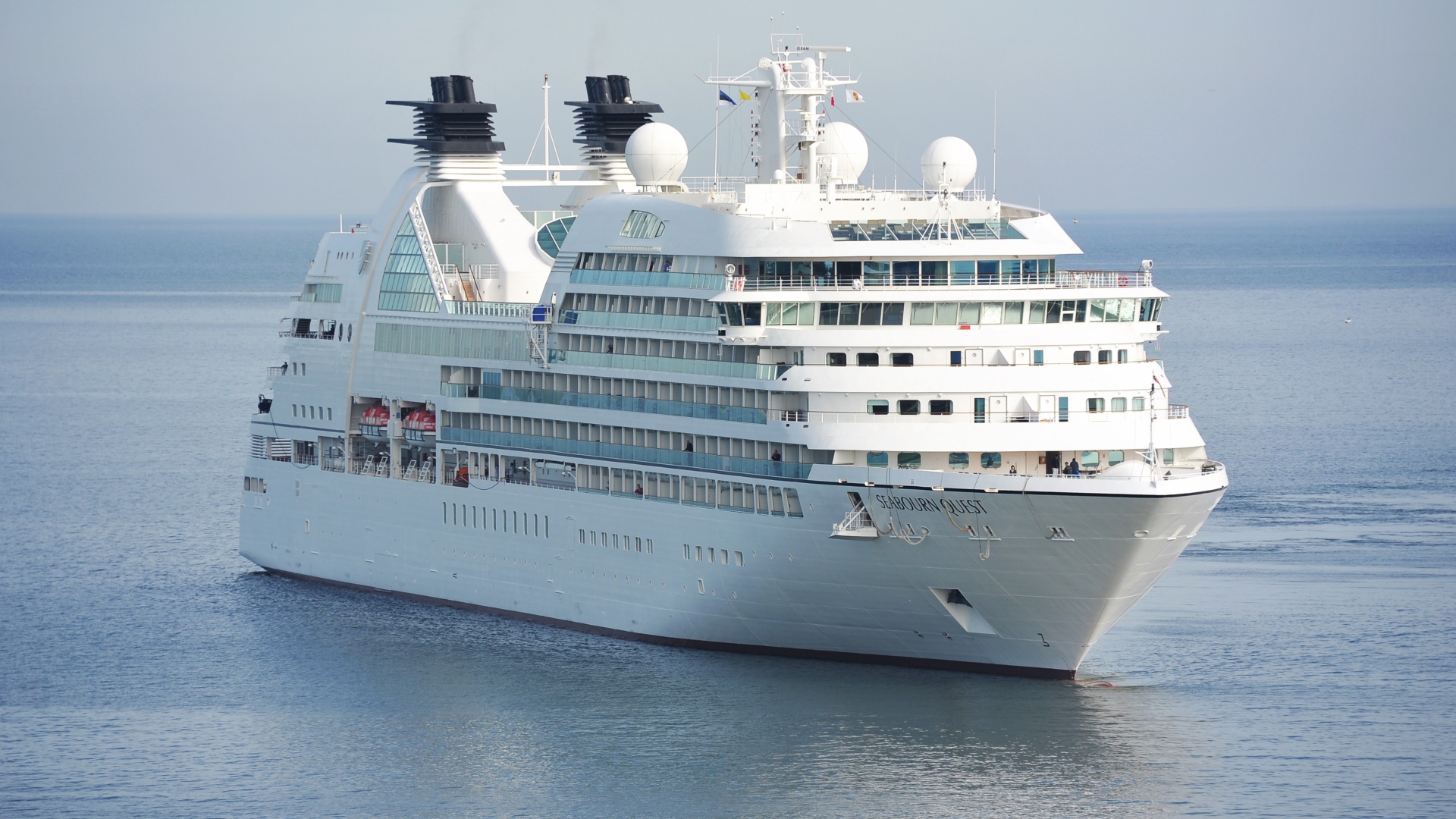 Большой белый круизный лайнер SEABOURN QUEST в море