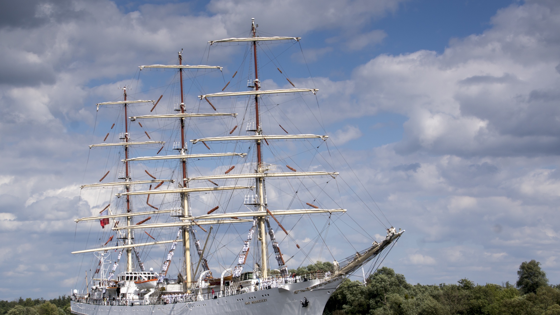 Большой белый корабль с опущенными парусами