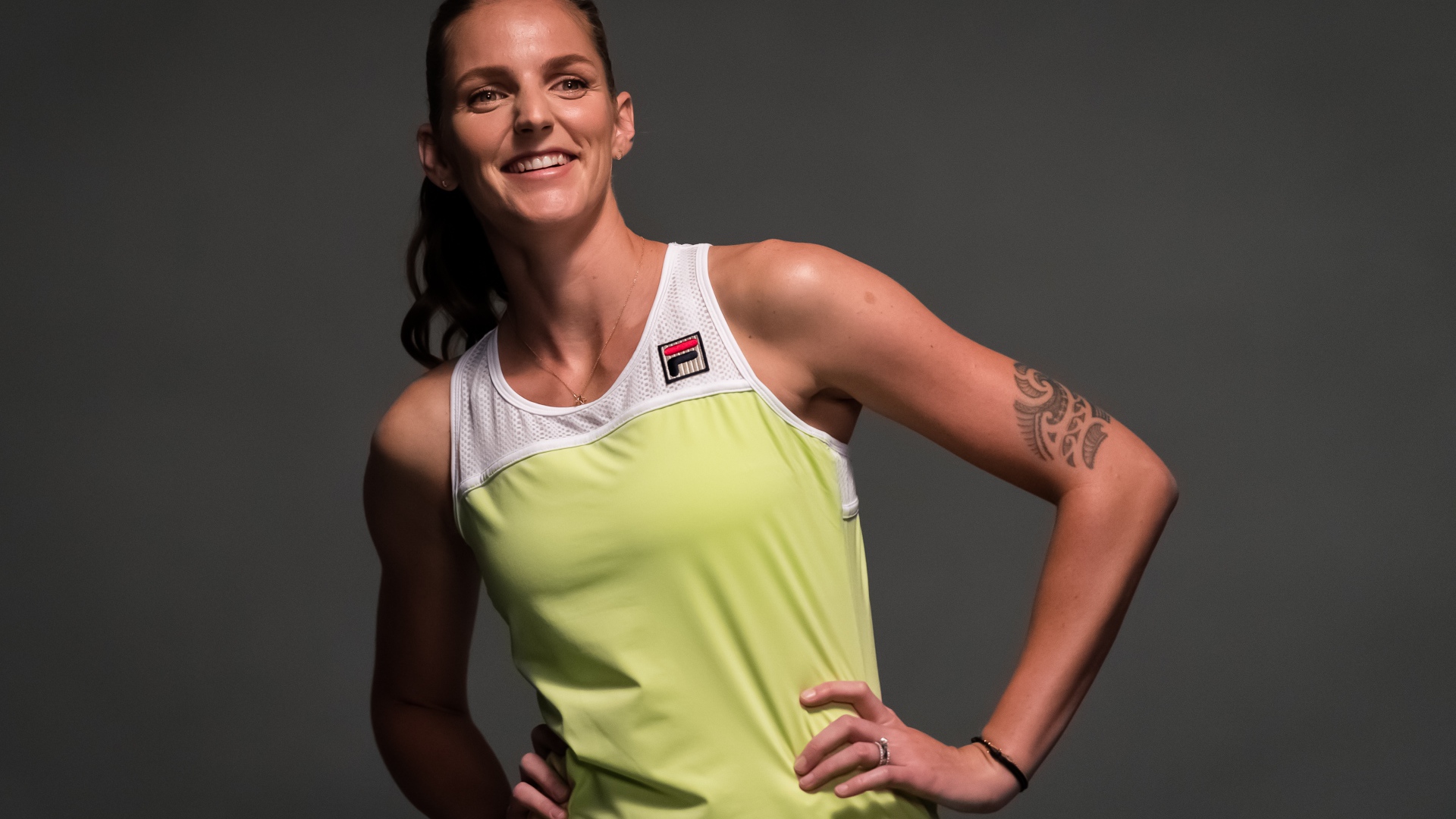 Чешская теннисистка Каролина Плишкова на сером фоне