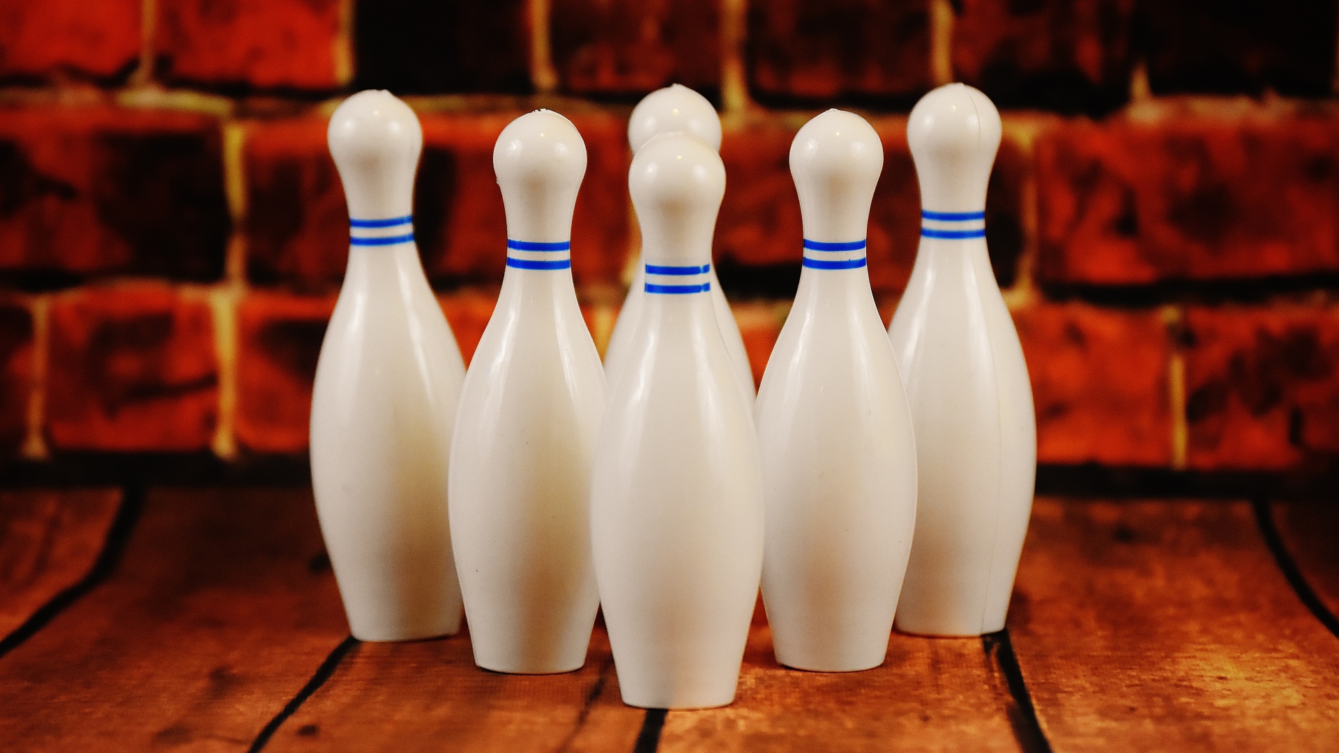 Белые кегли стоят у стены 