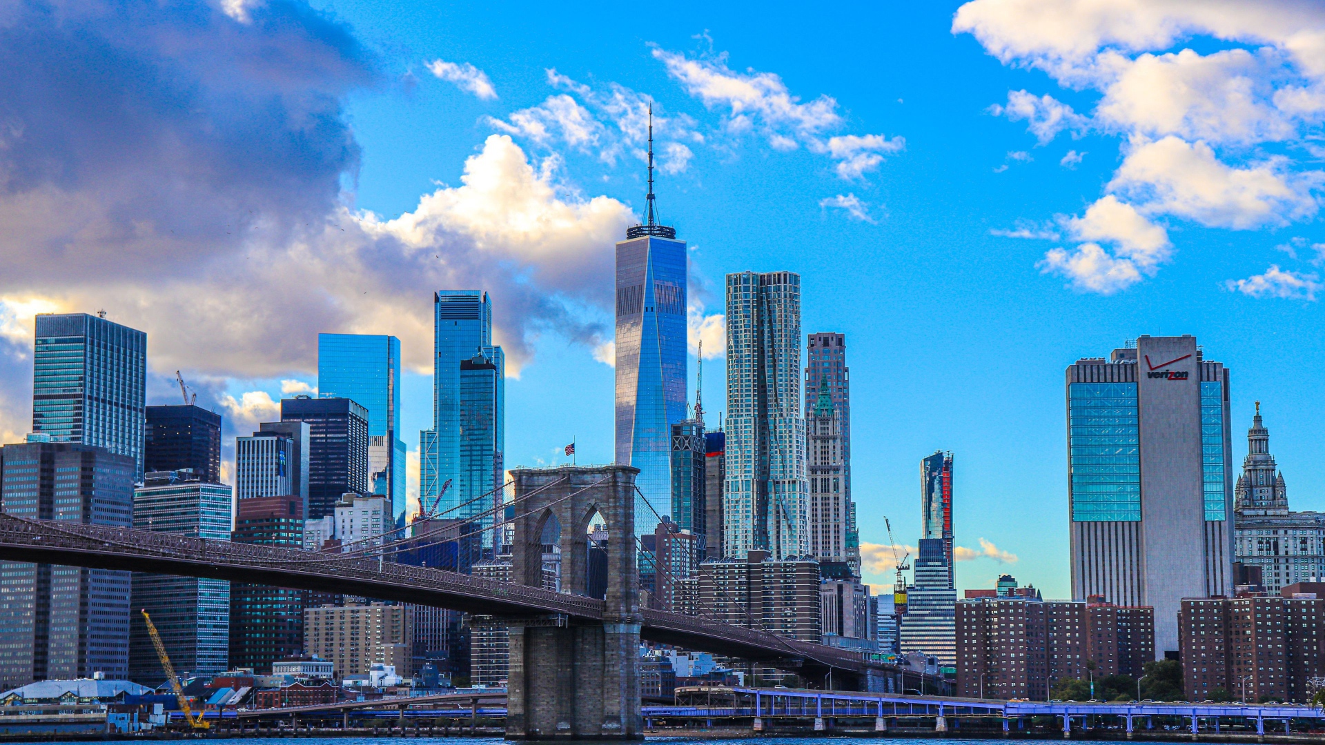 Мост ведет в город с небоскребами под голубым небом 
