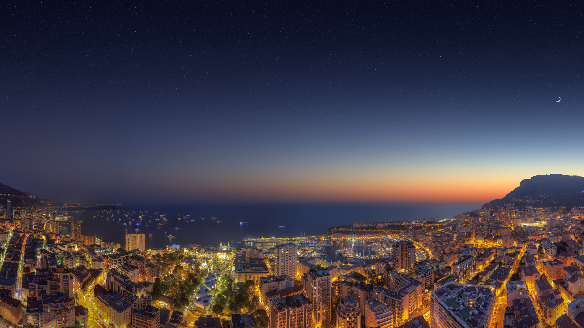 Вид на ночной город Монако под голубым небом
