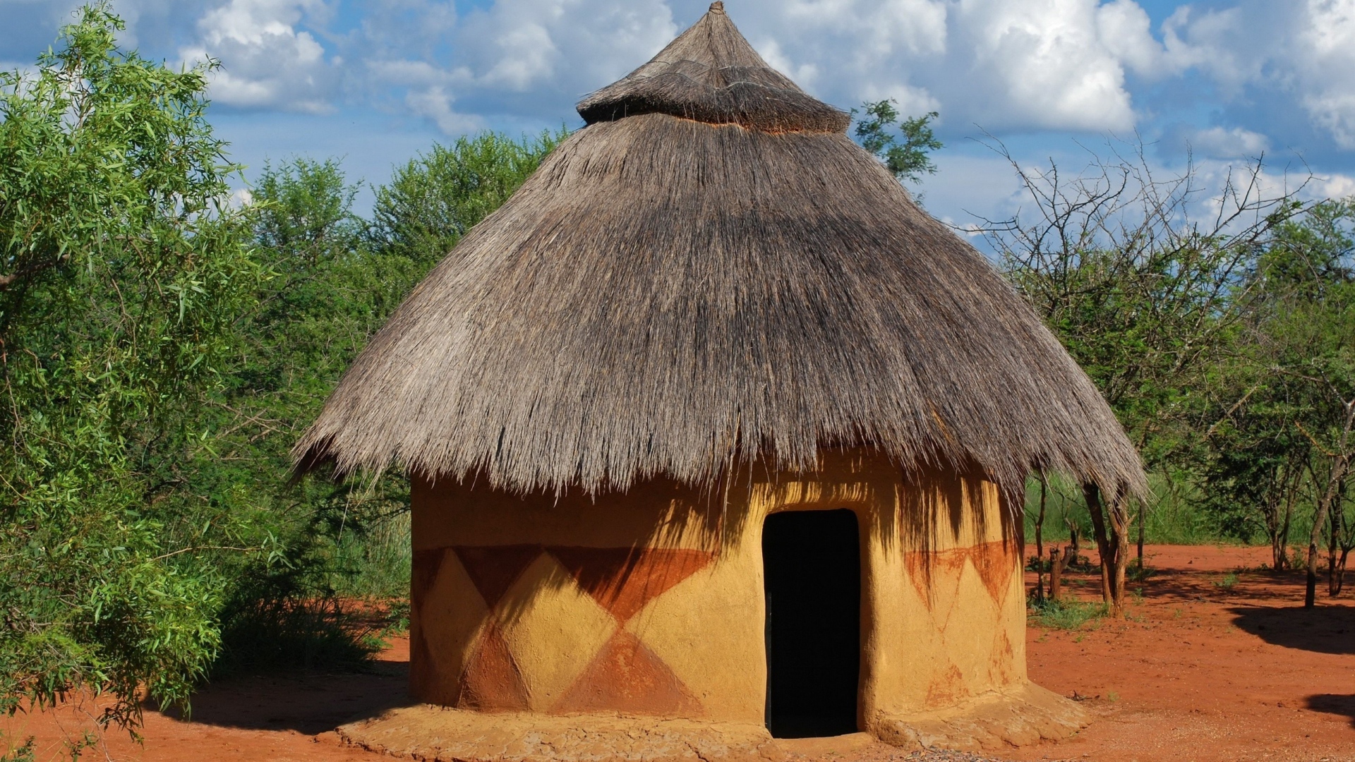 Глиняный дом на земле в Африке