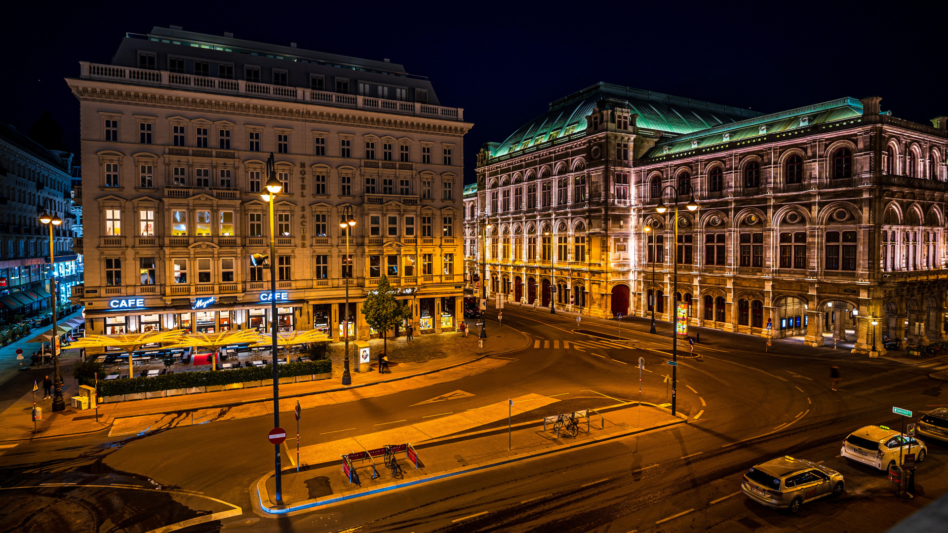 Старинные дома на ночной улице Вены, Австрия 