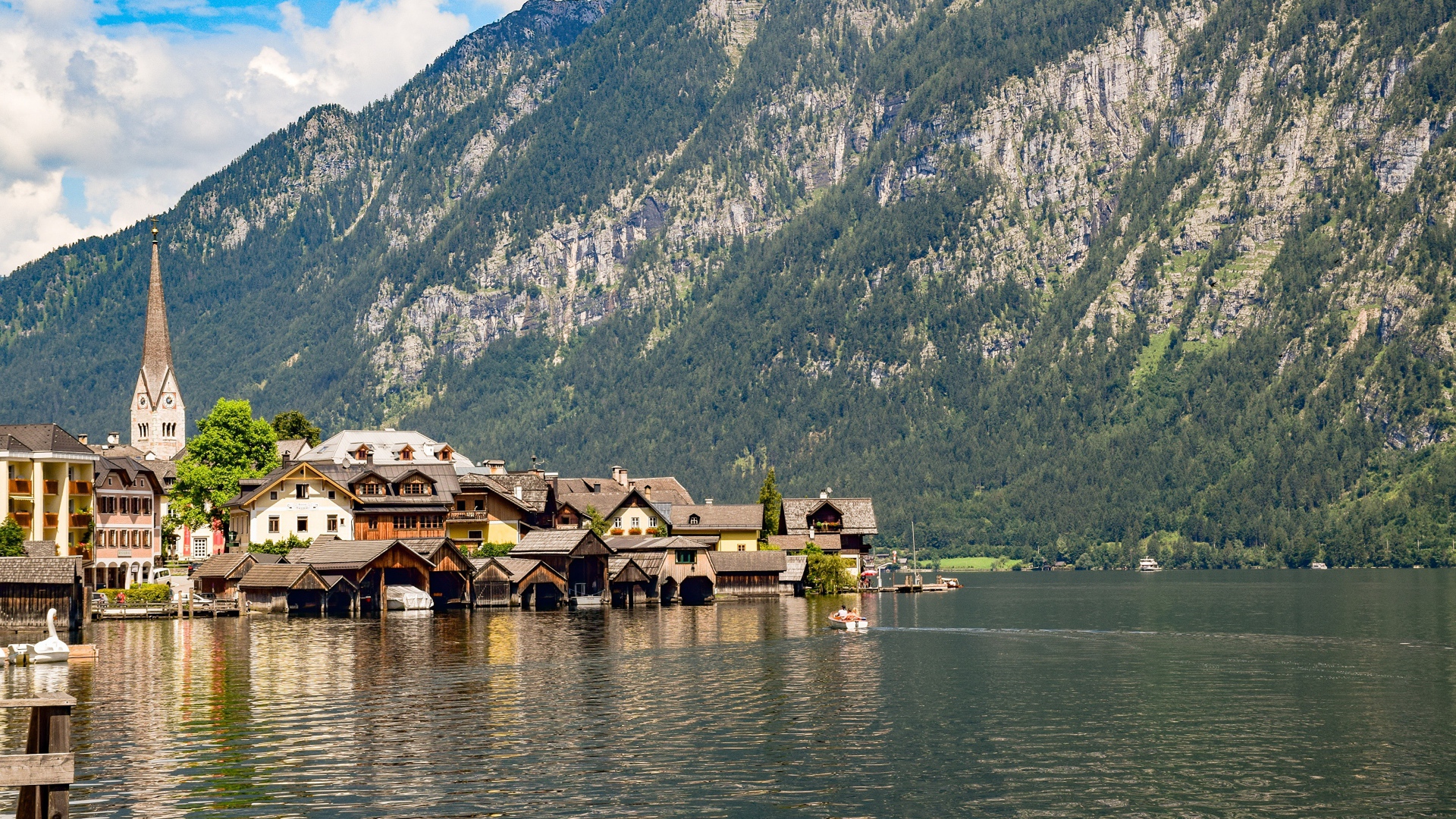 Дома на берегу залива у горы, Австрия 