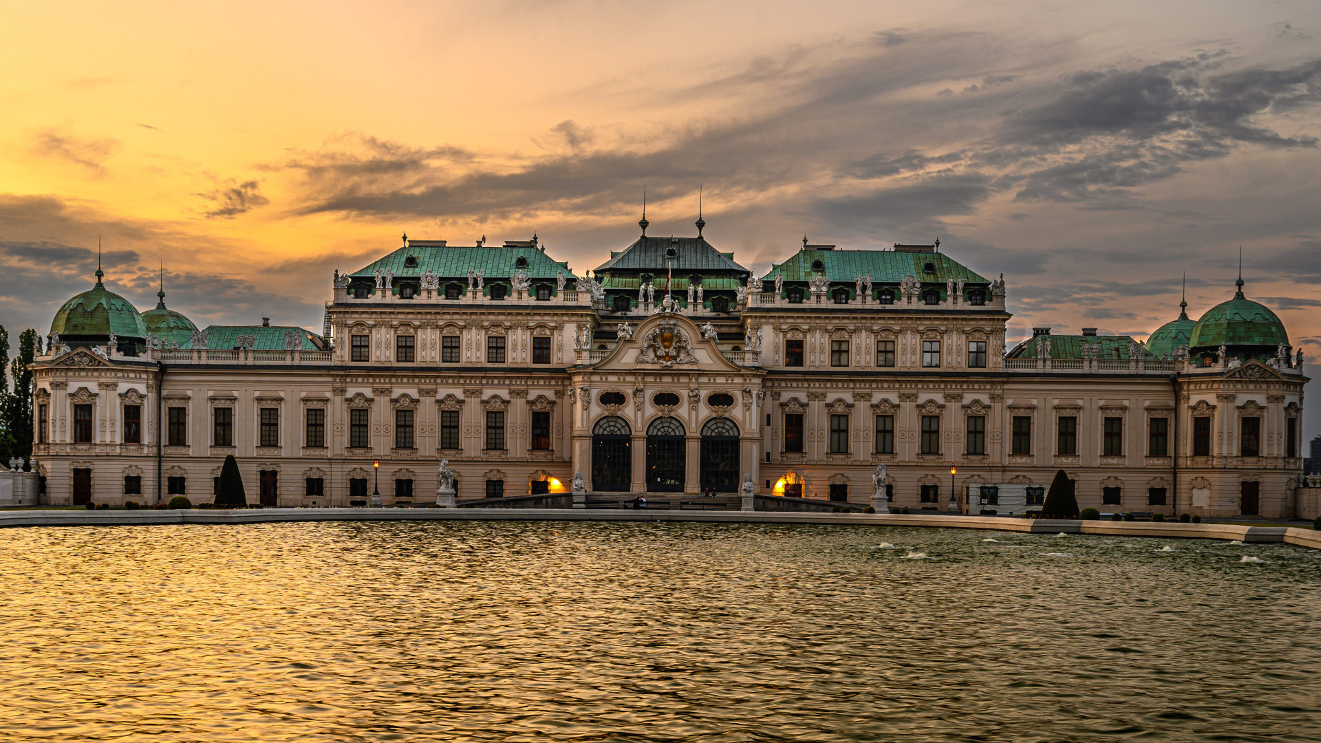 Старое здание у воды на закате, Австрия 