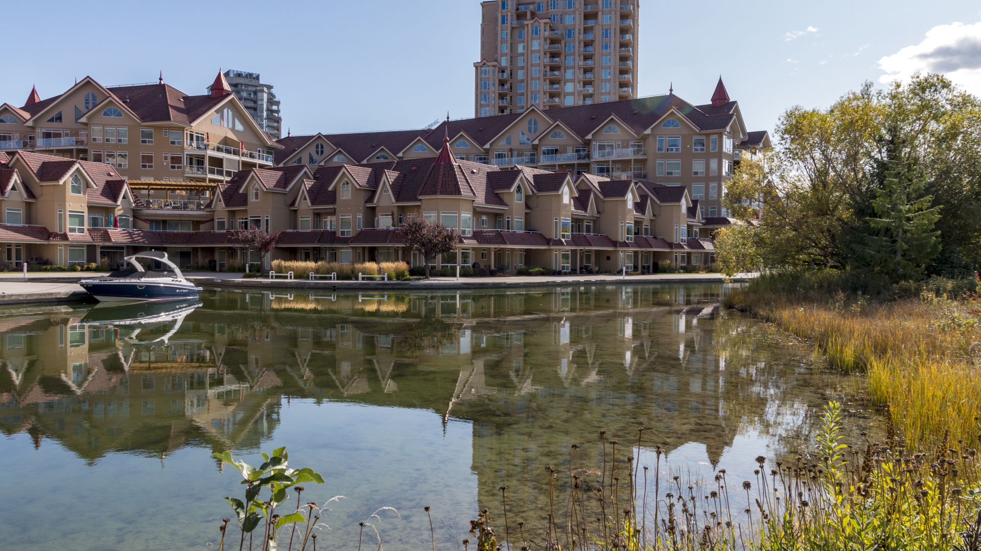 Много домов на берегу озера, Канада 