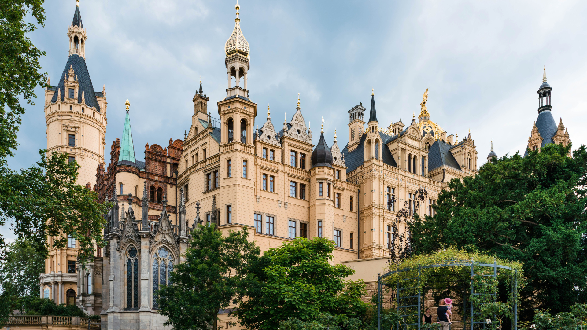 Красивый старинный Шверинский замок, Германия