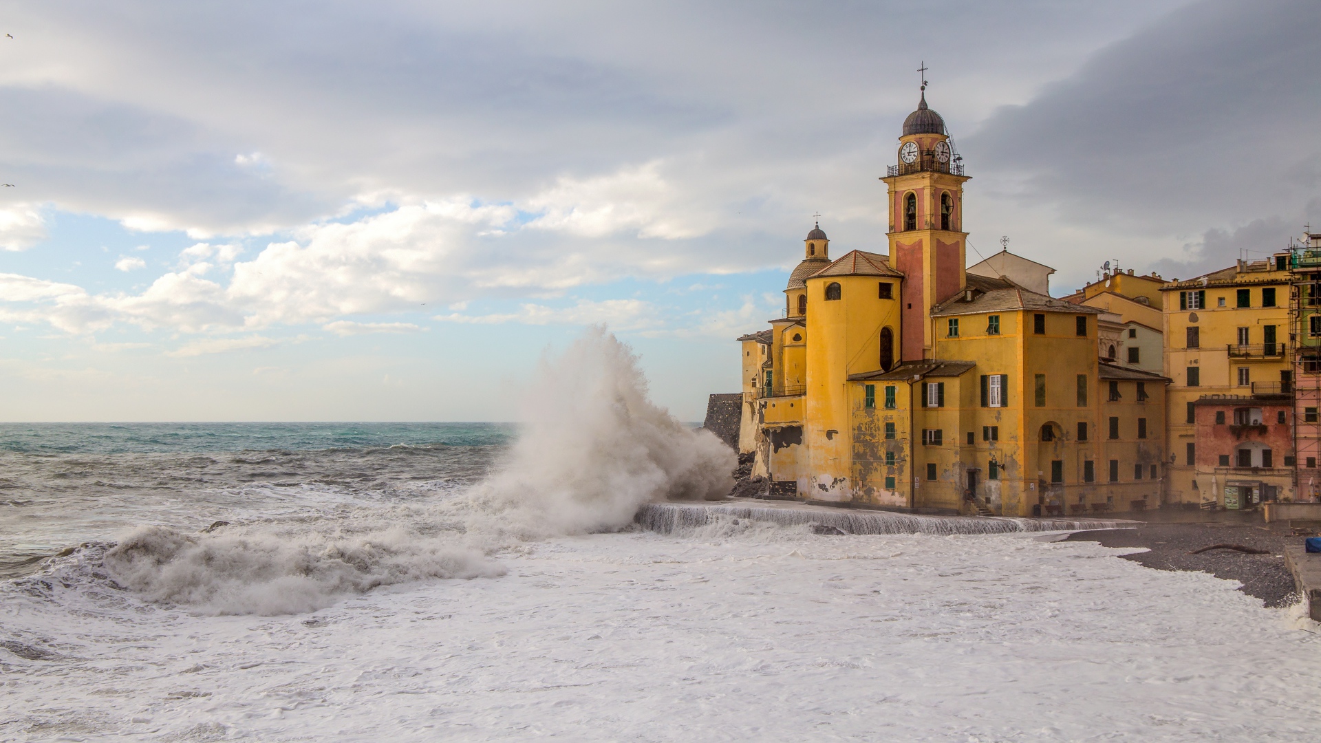 Старинная церковь на берегу бушующего моря, Камольи, Лигурия. Италия