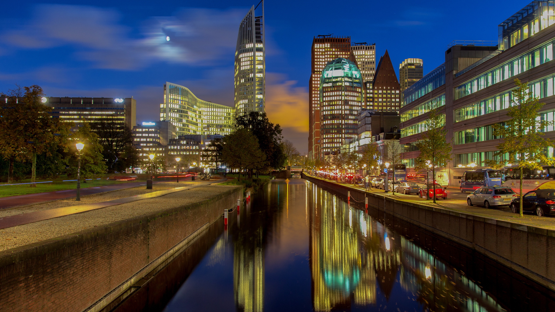 Ночные небоскребы отражаются в воде канала, Нидерланды 