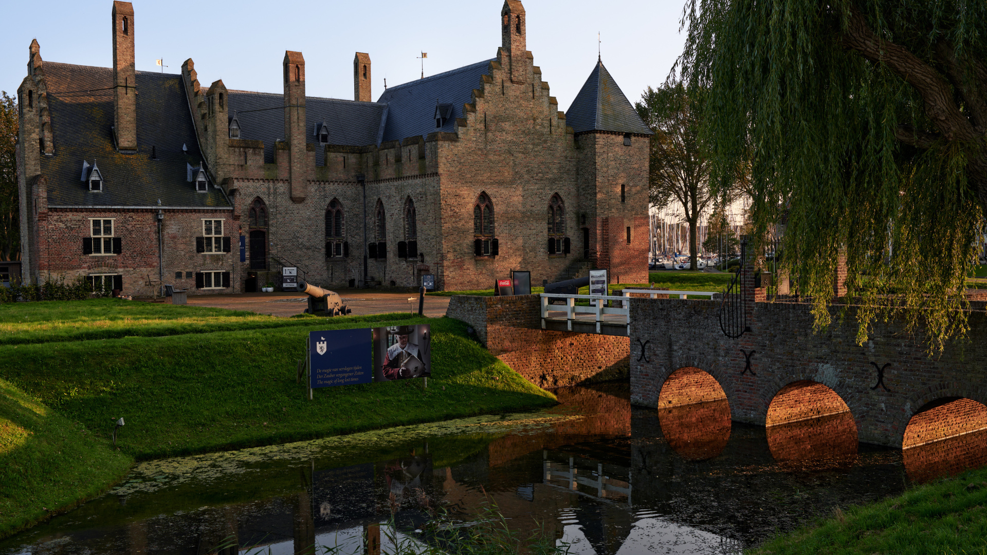 Старый замок Radboud  у реки, Нидерланды 