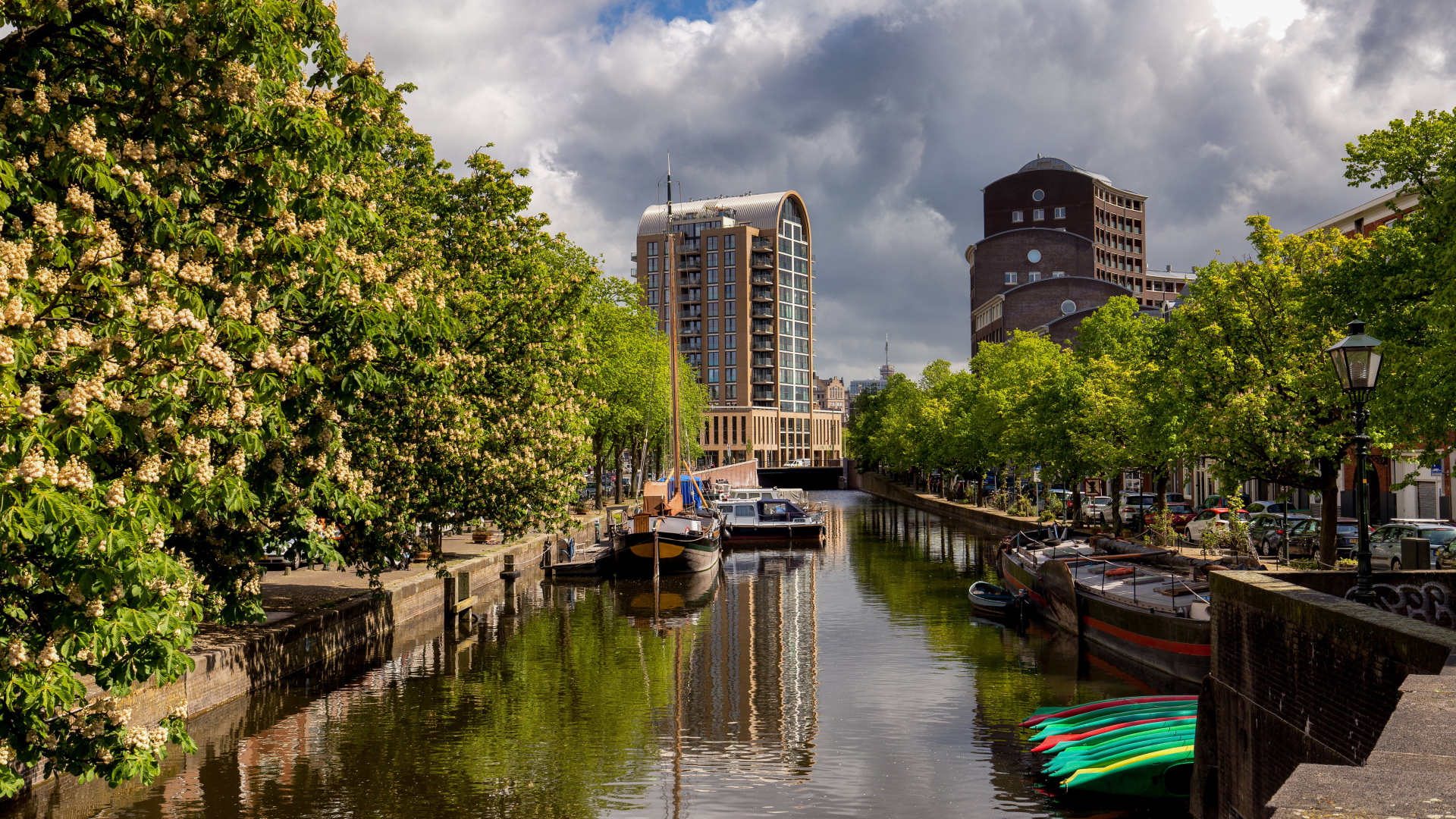Водный канал в городе с цветущими каштанами, Нидерланды 
