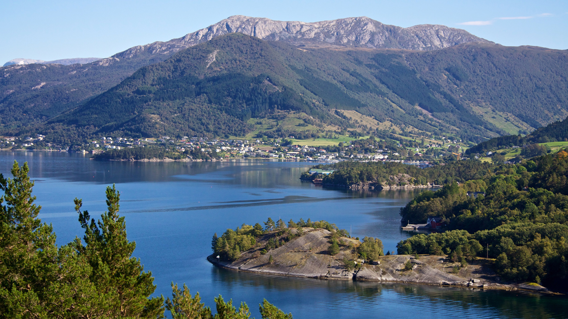 Вид на величественные горы и фьорд, Норвегия