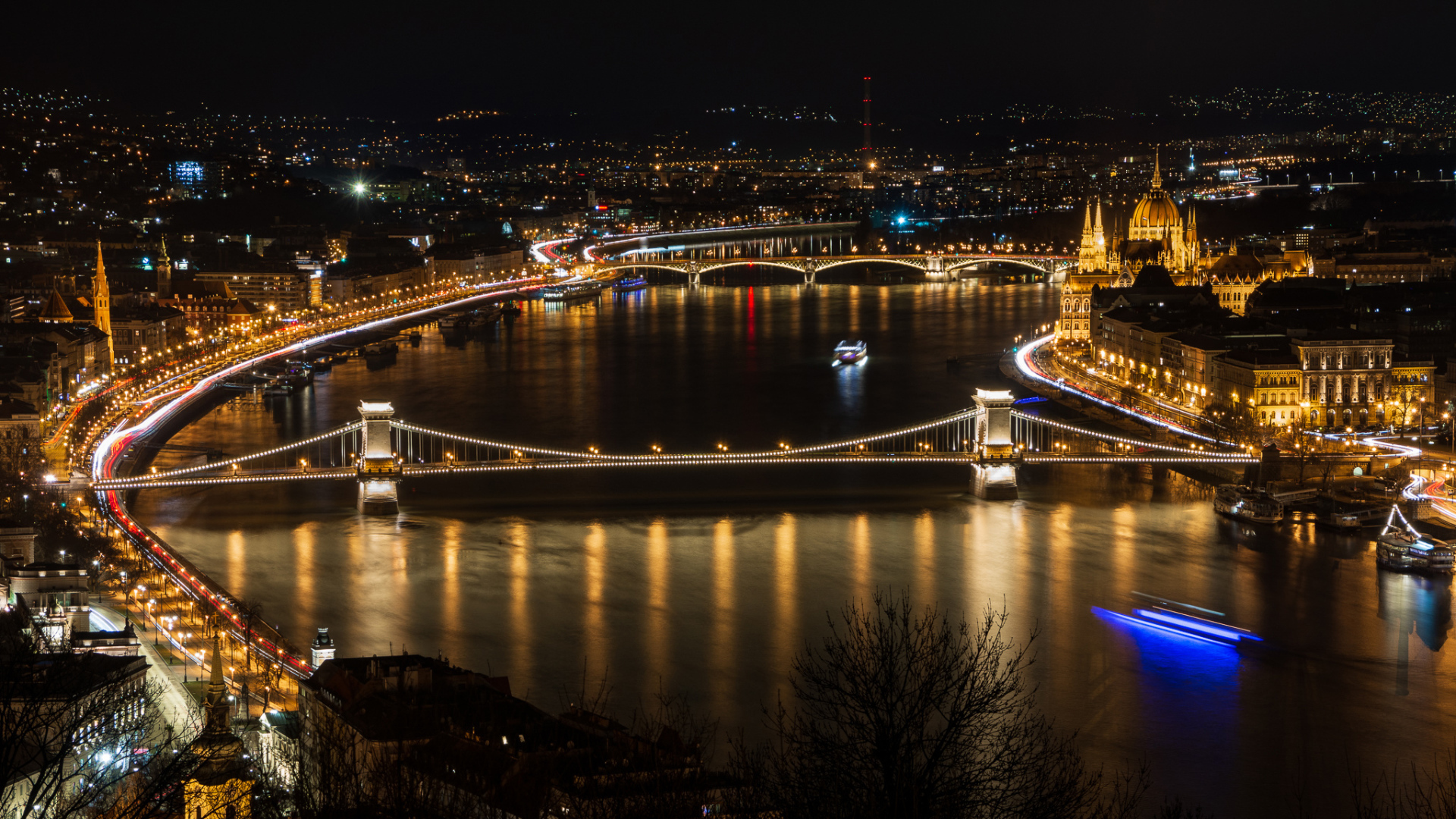 Красивый вид на ночной Бухарест, Румыния 