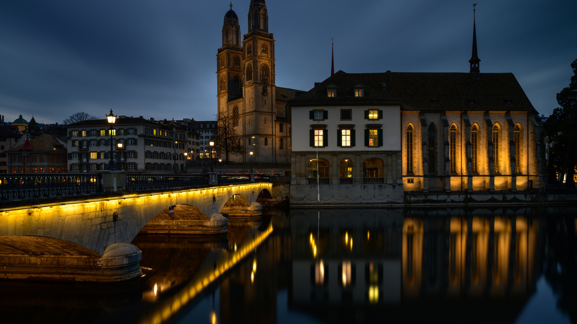 Большой дом у реки ночью, Цюрих, Швейцария 