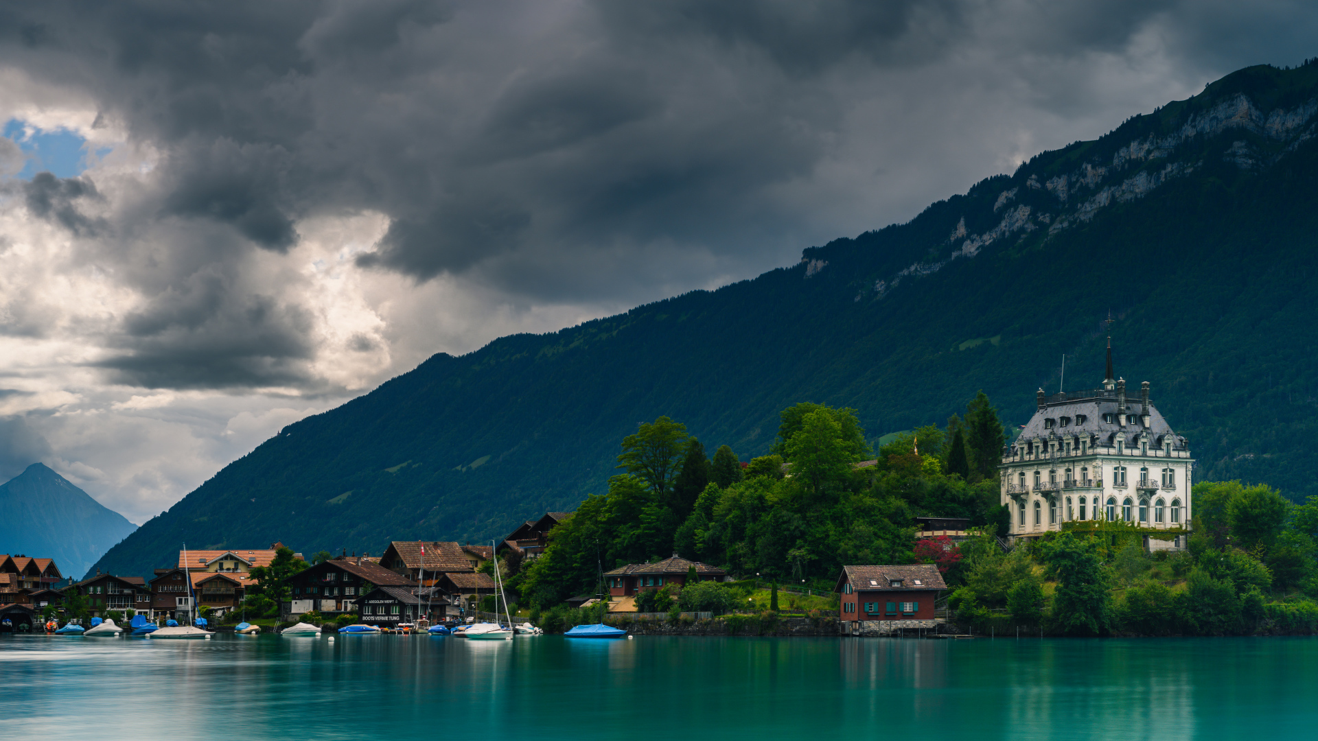 Бриенцское озеро у подножия гор, Швейцария