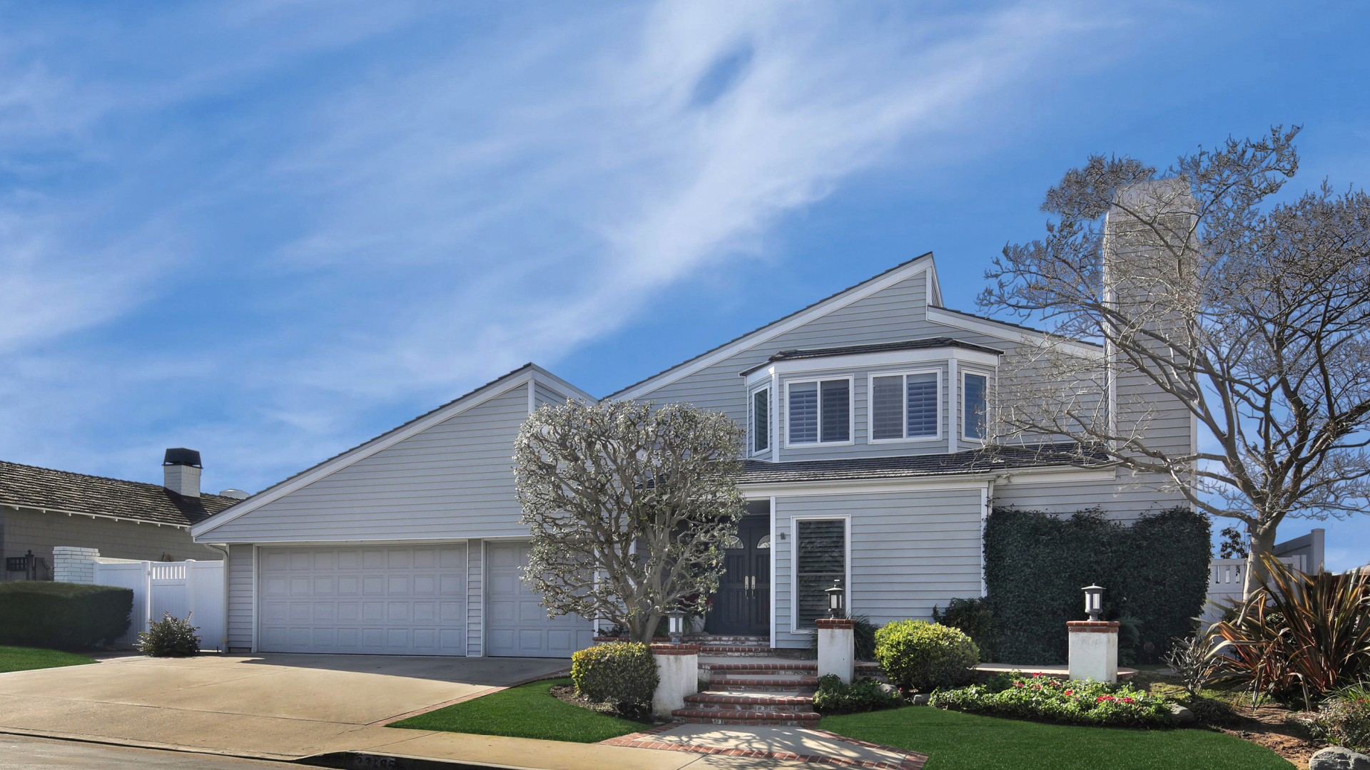 Красивый дом в Калифорнии под голубым небом, США