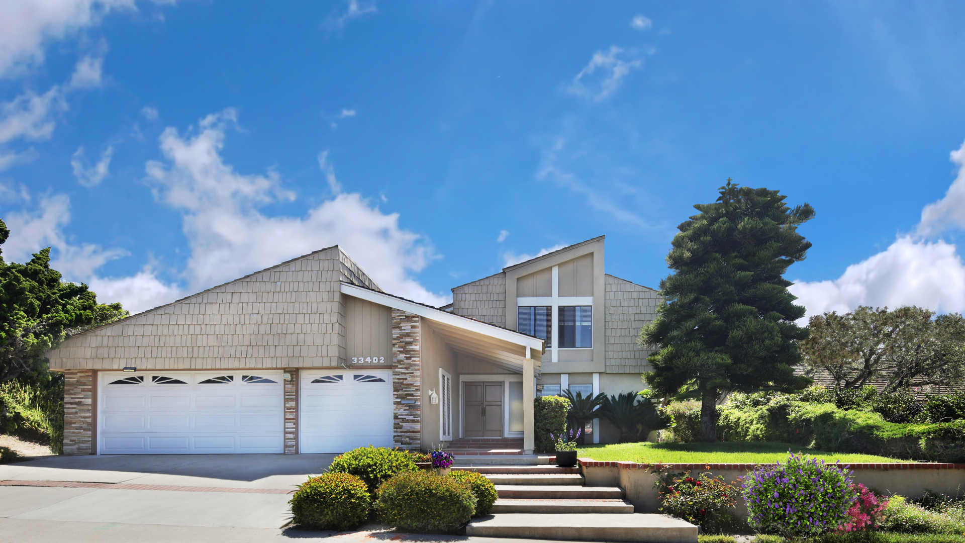 Красивый дом на улице под голубым небом, США