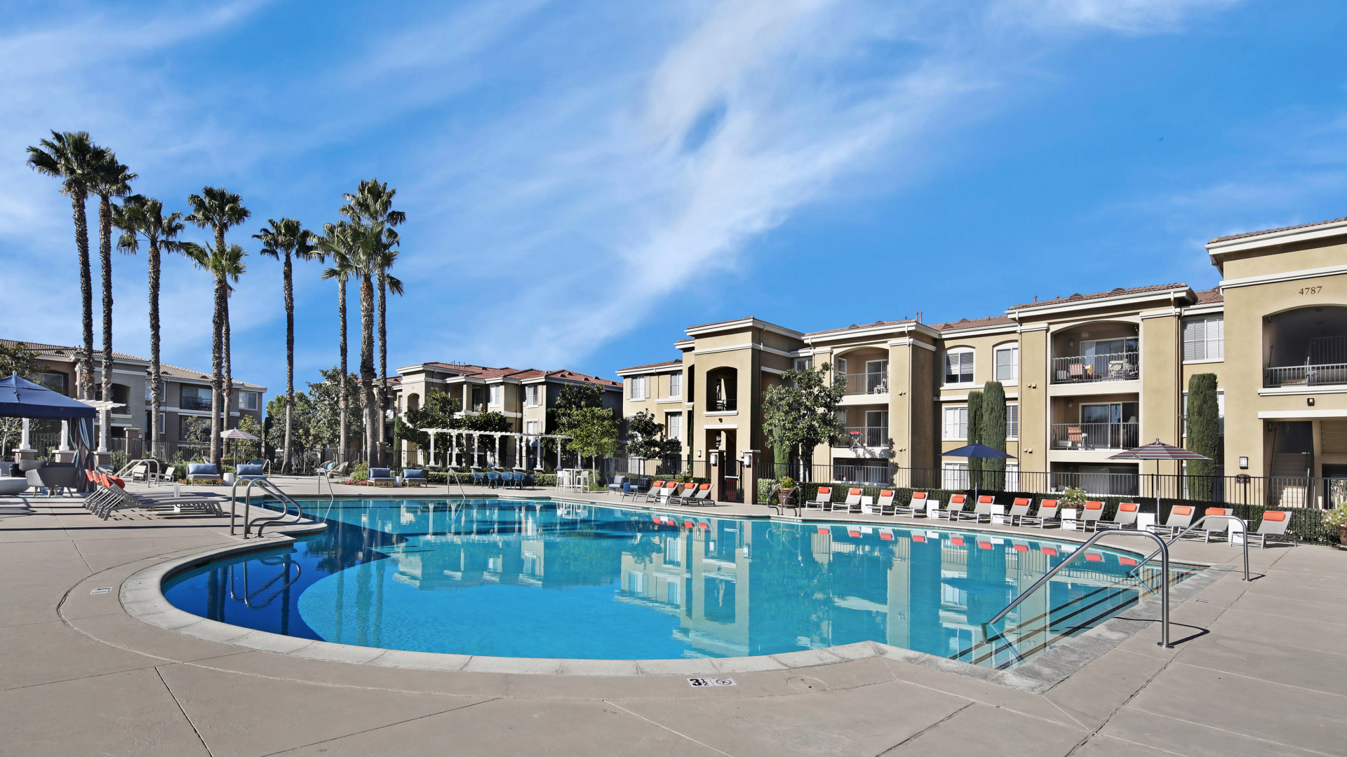 Большой бассейн в курортном отеле, США