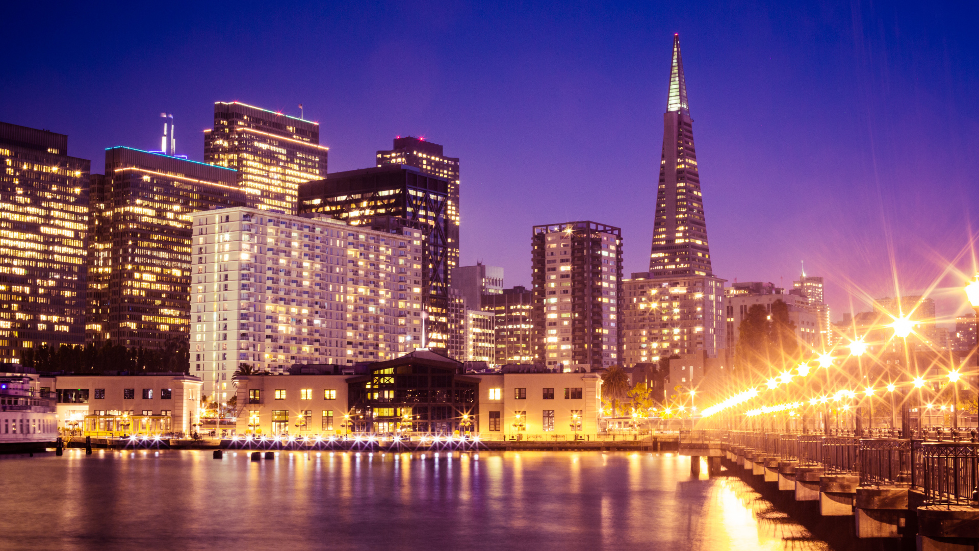 Вид на ночные небоскребы Сан Франциско, США