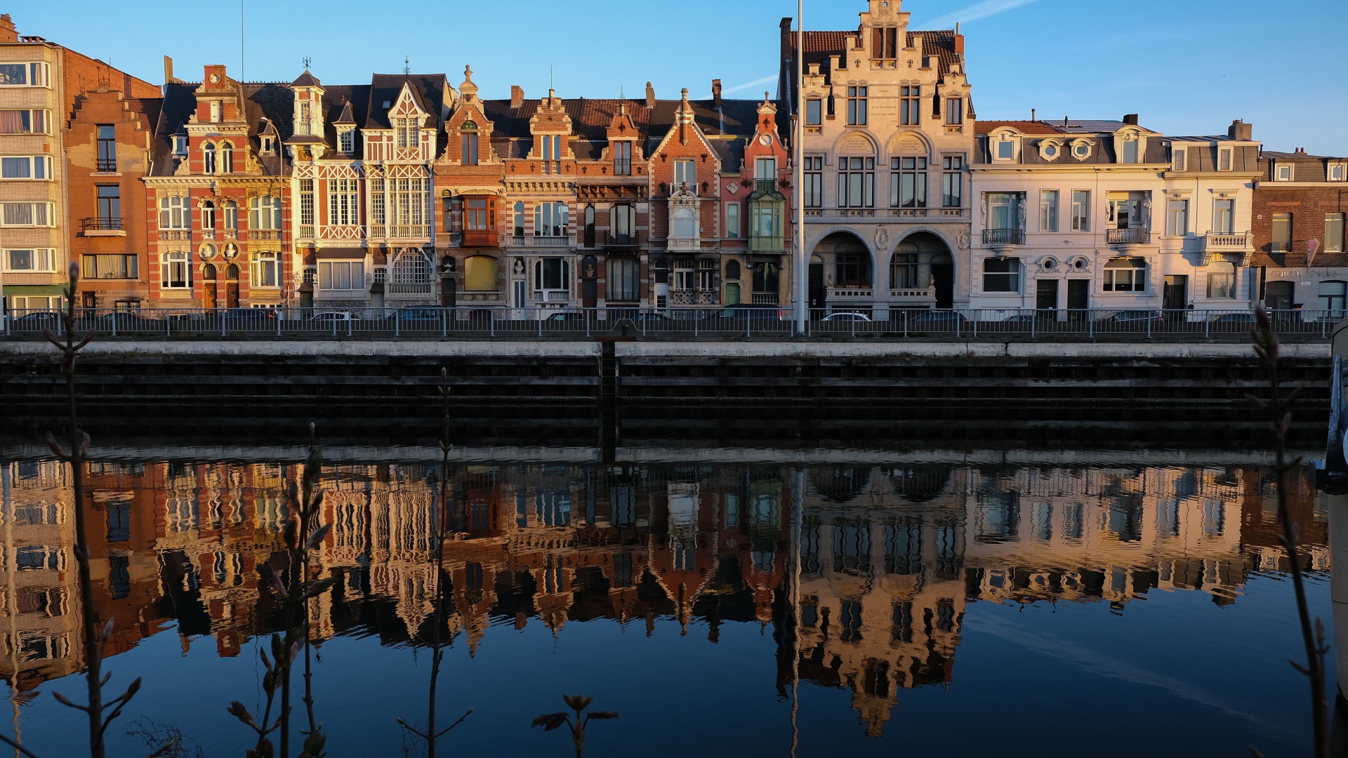 Дома отражаются в воде канала, Бельгия 