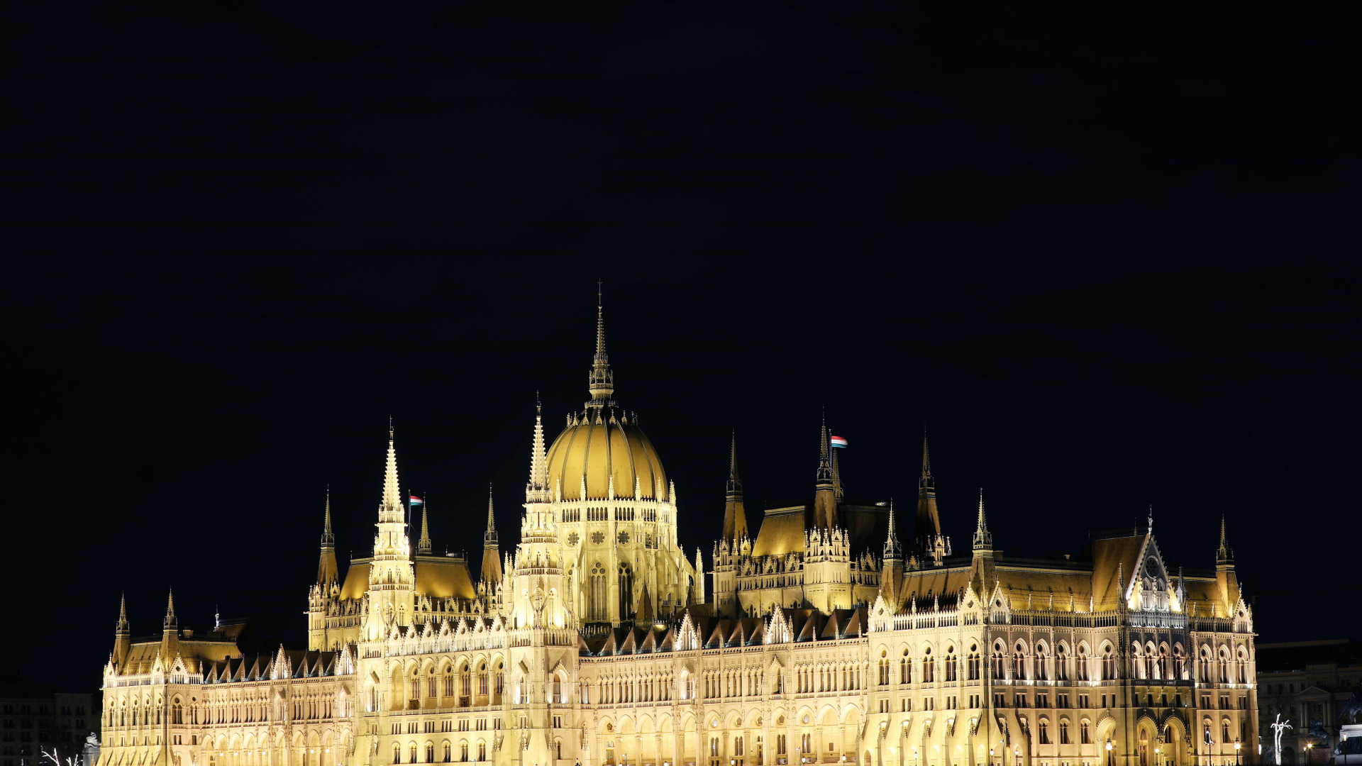 Здание венгерского парламента ночь на черном фоне