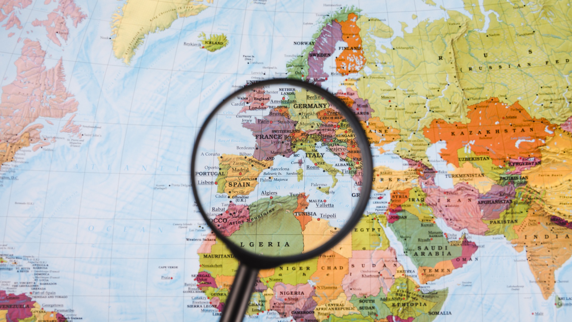 Увеличительное стекло на карте мира