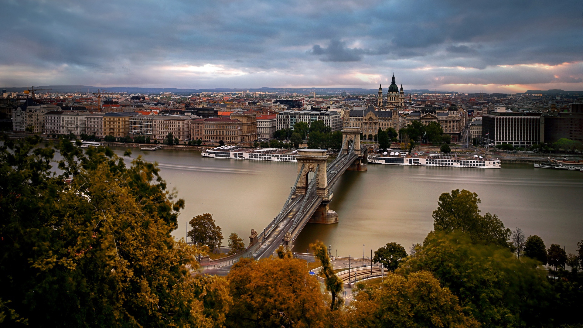 Вид на старый мост и город Будапешт, Венгрия 