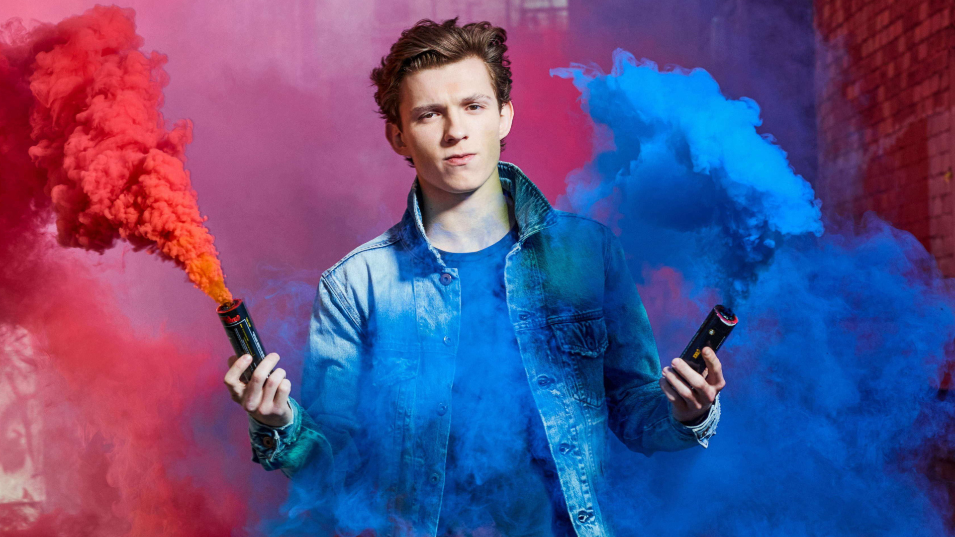 Актер Том Холланд с дымовыми шашками в руках