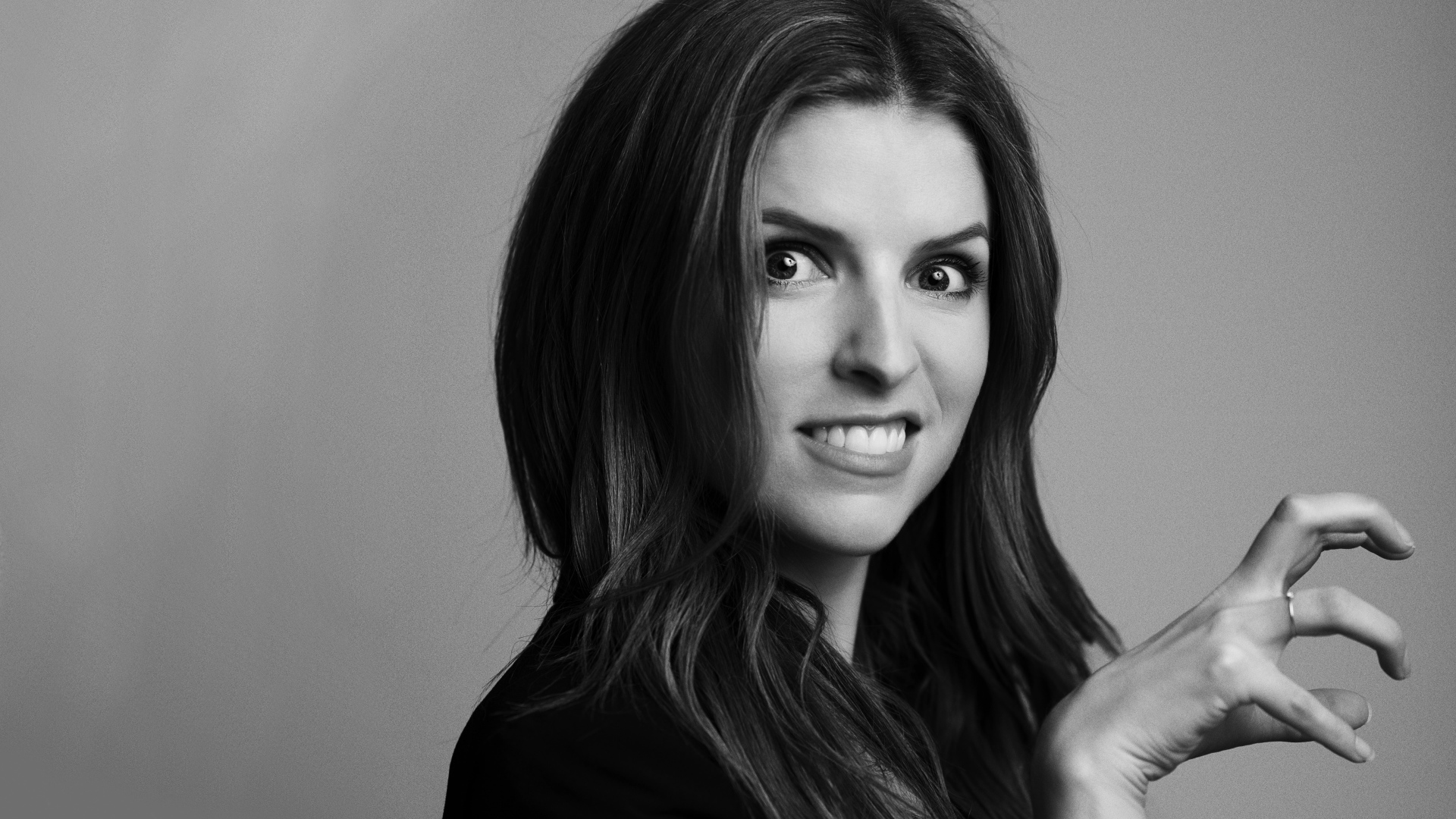 Актриса Анна Кендрик черно - белое фото