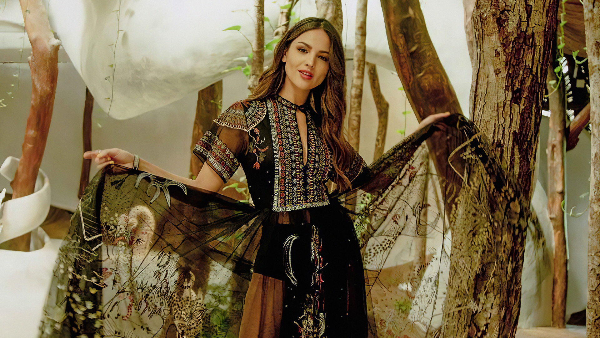 Актриса Эйса Гонсалес в красивом платье у дерева