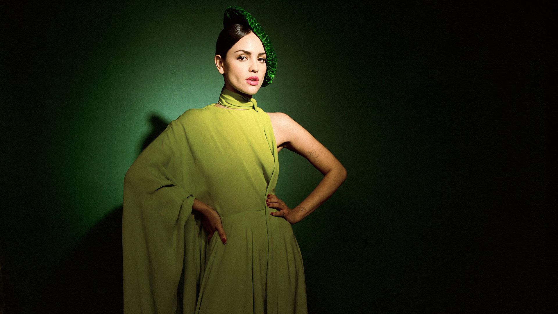 Актриса Эйса Гонсалес в платье на зеленом фоне