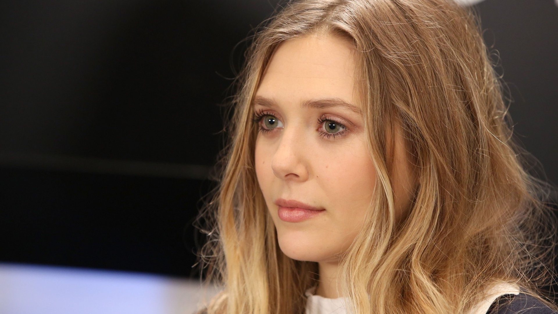 Актриса Элизабет Олсен с длинными волосами